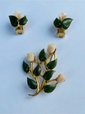 Vntg. Swoboda jade and coral brooch and clip-on earrings